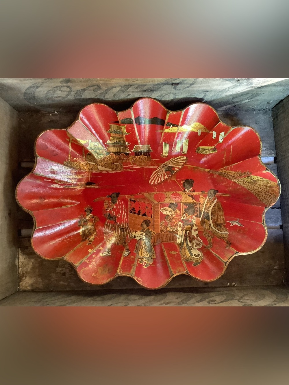 Antique Circa 1880s European Chinoiserie Scalloped Bowl